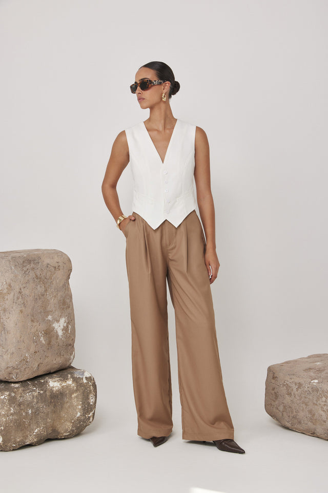 וסט מחוייט מפתח וי לבן