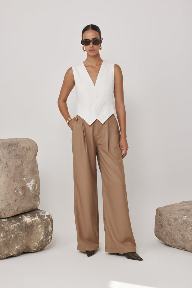 וסט מחוייט מפתח וי לבן