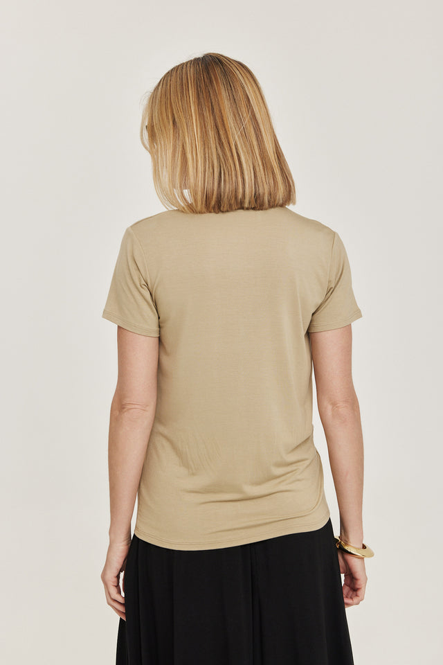 חולצת T מודל קוקיז מפתח וי שרוולים קצרים אבן