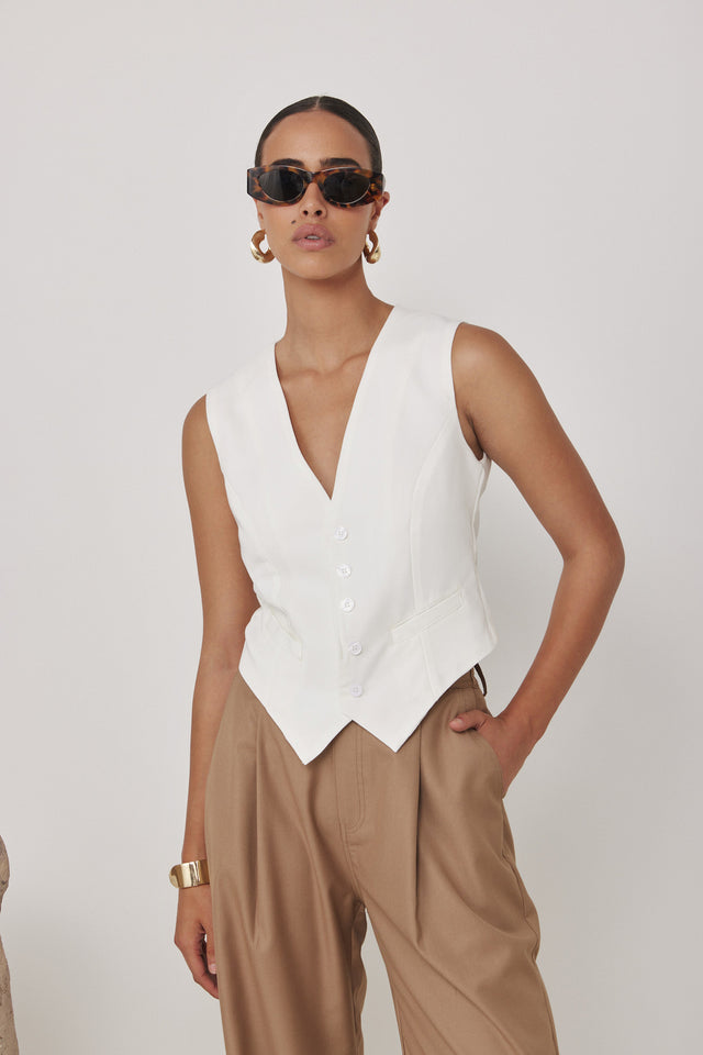 וסט מחוייט מפתח וי לבן