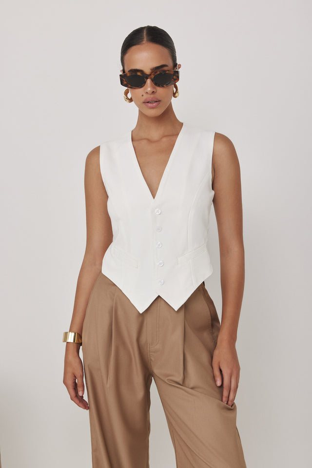 וסט מחוייט מפתח וי לבן