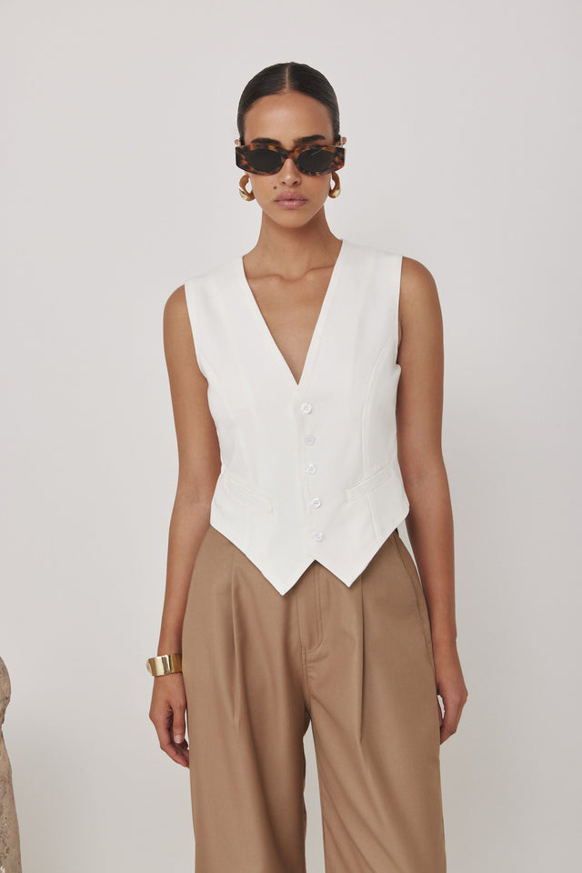 וסט מחוייט מפתח וי לבן