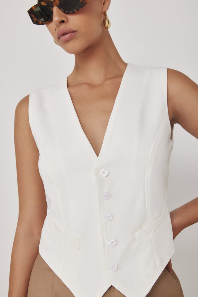 וסט מחוייט מפתח וי לבן