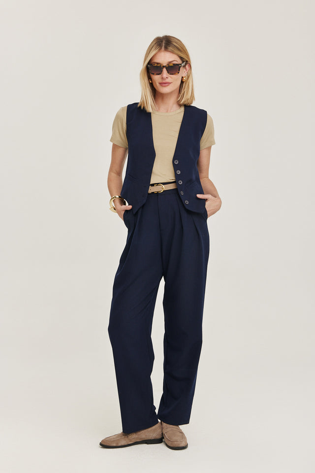 וסט פנה קוטה מחוייט מפתח וי שחור