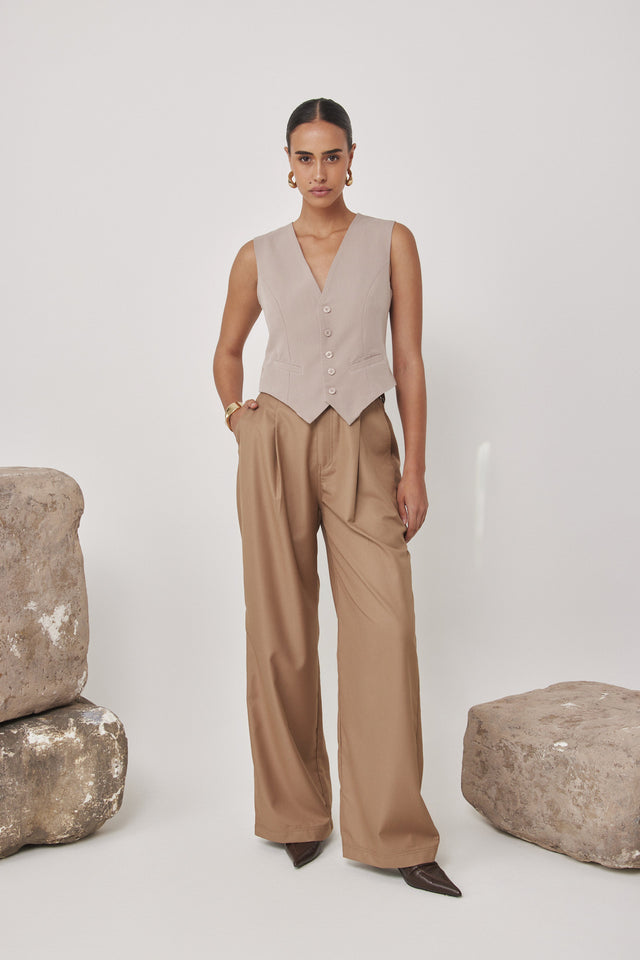 וסט מחוייט מפתח וי בז׳