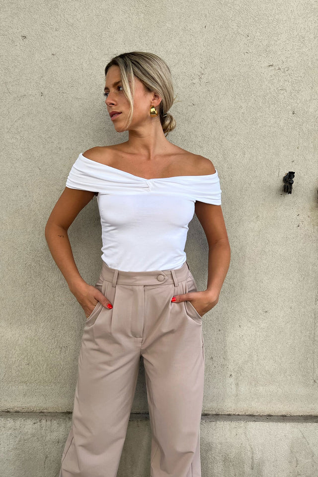 מכנסיים מחויטים בז' סיזאן