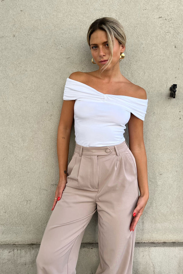 מכנסיים מחויטים בז' סיזאן