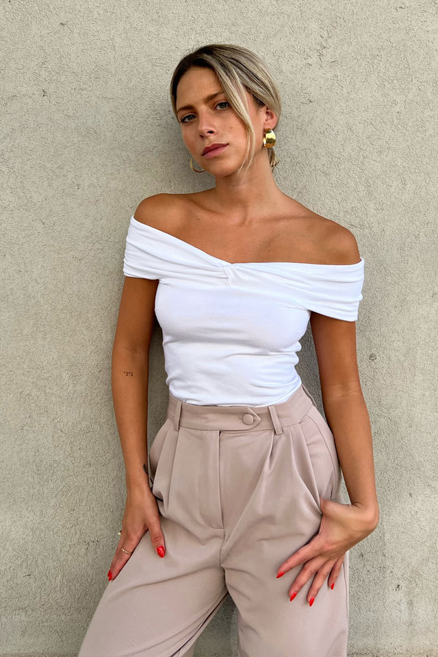 מכנסיים מחויטים בז' סיזאן