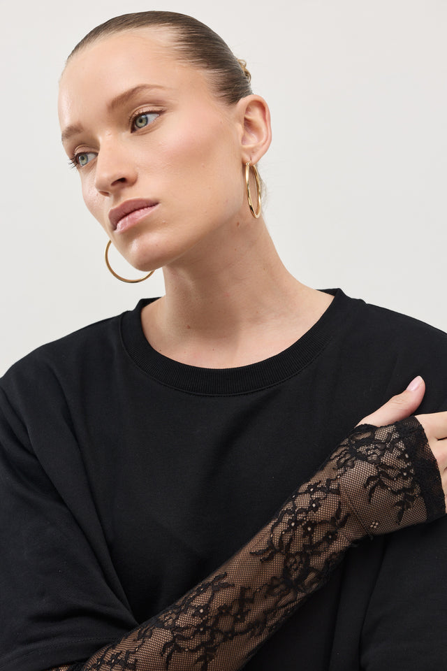 חולצת באטר שרוולי תחרה מתחלפים שחור-לבן