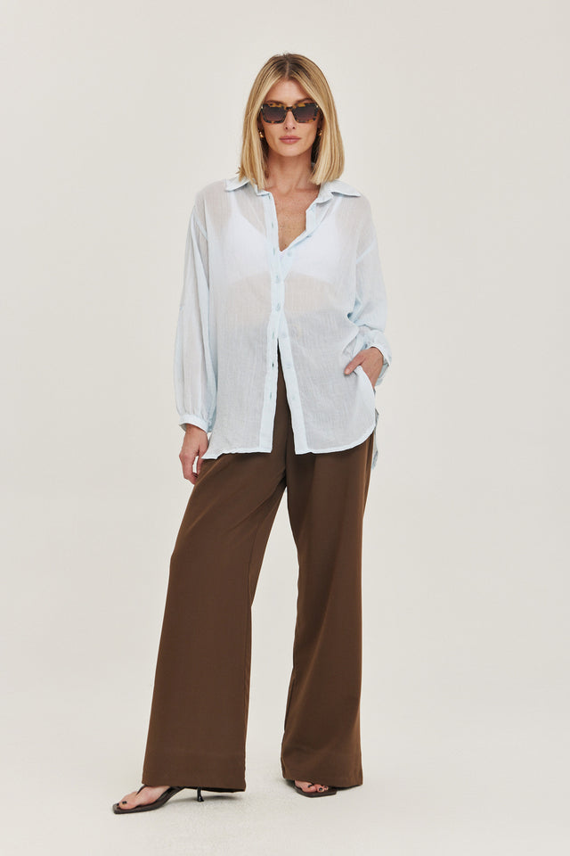 חולצה מכופתרת או-לה-לה בויפרנד שרוולים תפוחים שמנת