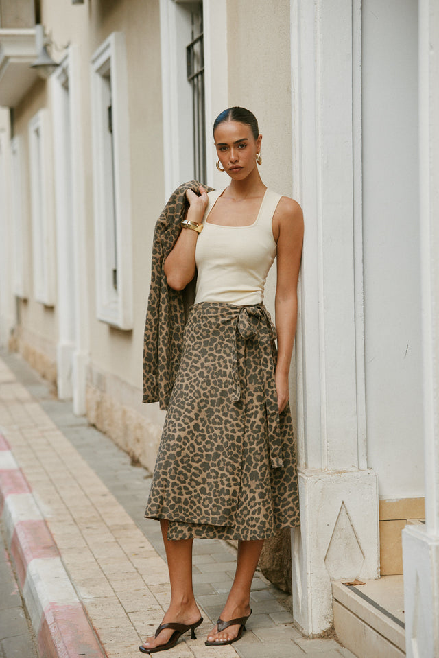 חצאית מעטפת קשירה ביסקוויט מידי מנומרת