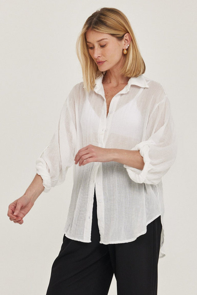 חולצה מכופתרת או-לה-לה בויפרנד שרוולים תפוחים שמנת