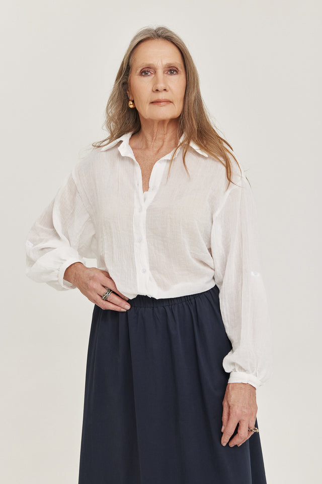 חולצה מכופתרת או-לה-לה בויפרנד שרוולים תפוחים שמנת