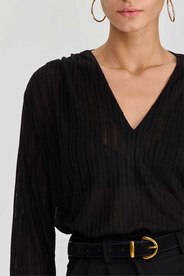 חולצת וי כיווצים ארוכה שחורה