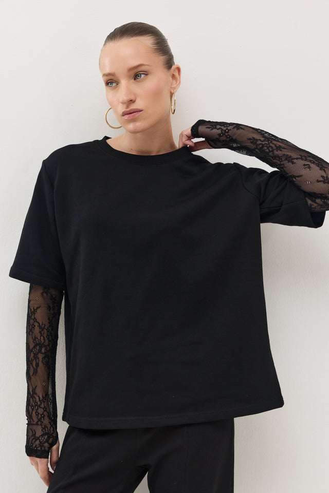 חולצת באטר שרוולי תחרה מתחלפים שחור-לבן