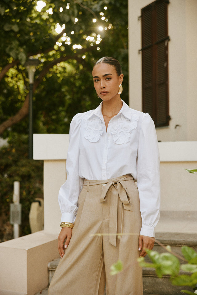 חולצה מכופתרת דיטייל פרחים לבנה