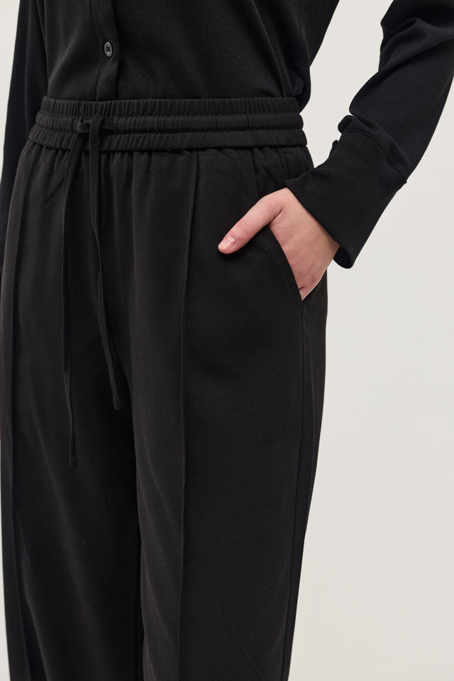 מכנסיים מחוייטים בריוש גומי שחורים