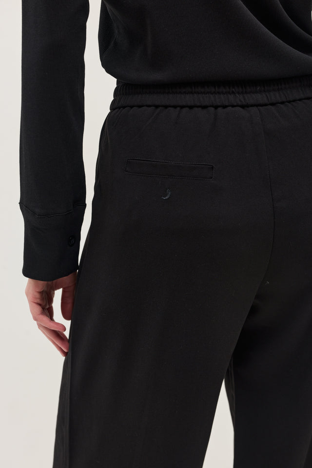 מכנסיים מחוייטים בריוש גומי שחורים