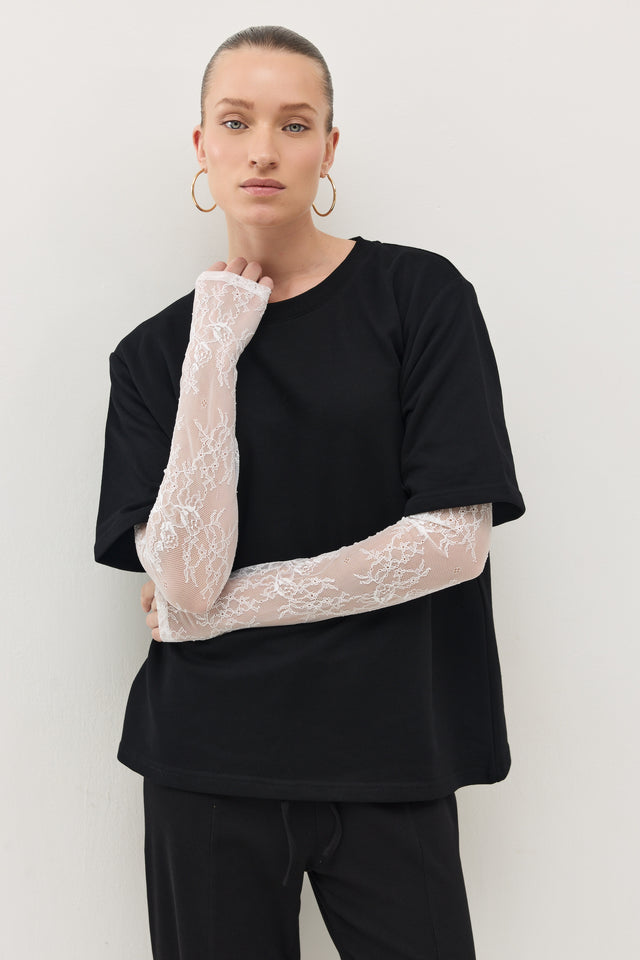 חולצת באטר שרוולי תחרה מתחלפים שחור-לבן