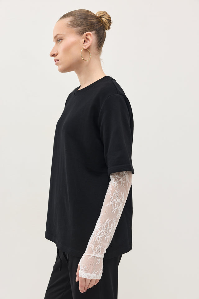 חולצת באטר שרוולי תחרה מתחלפים שחור-לבן