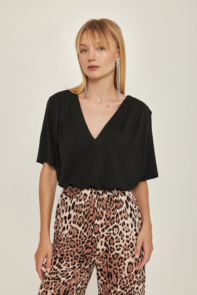 חולצת וי לייק כפלים מודל שחור