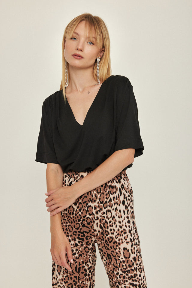 חולצת וי לייק כפלים מודל שחור