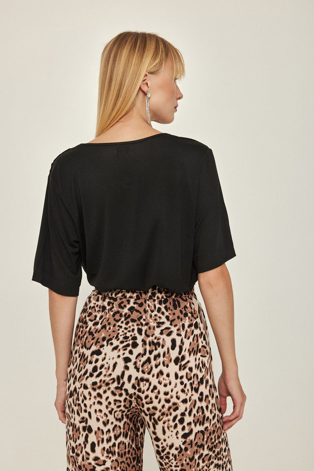 חולצת וי לייק כפלים מודל שחור