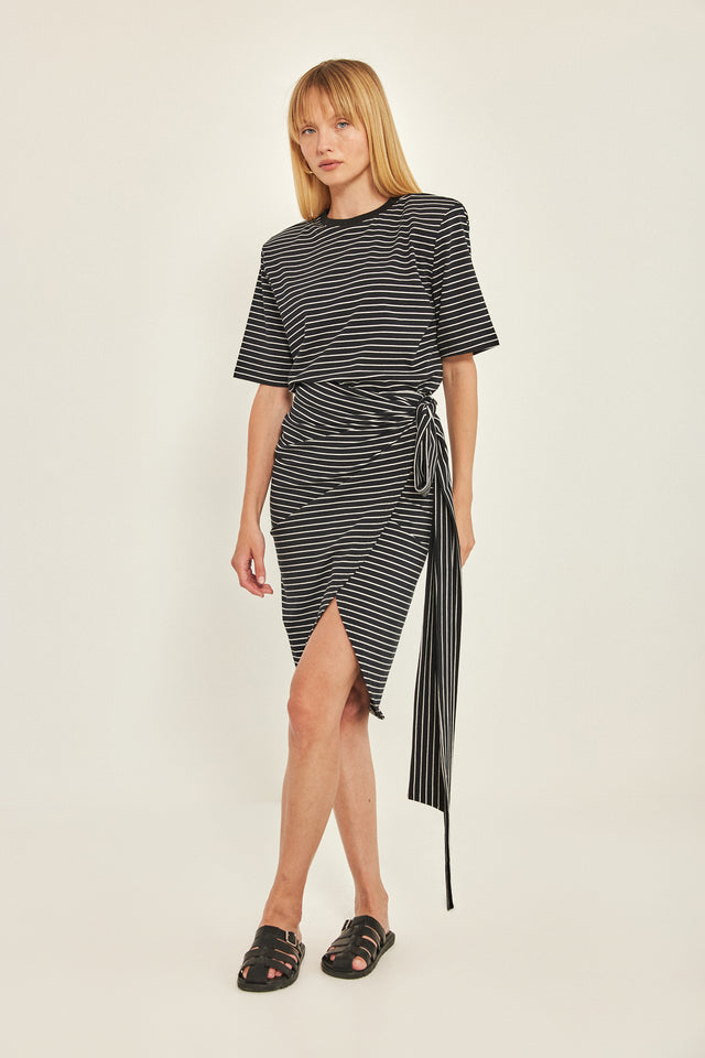 חצאית מעטפת ברד אנד באטר פסים שחור לבן