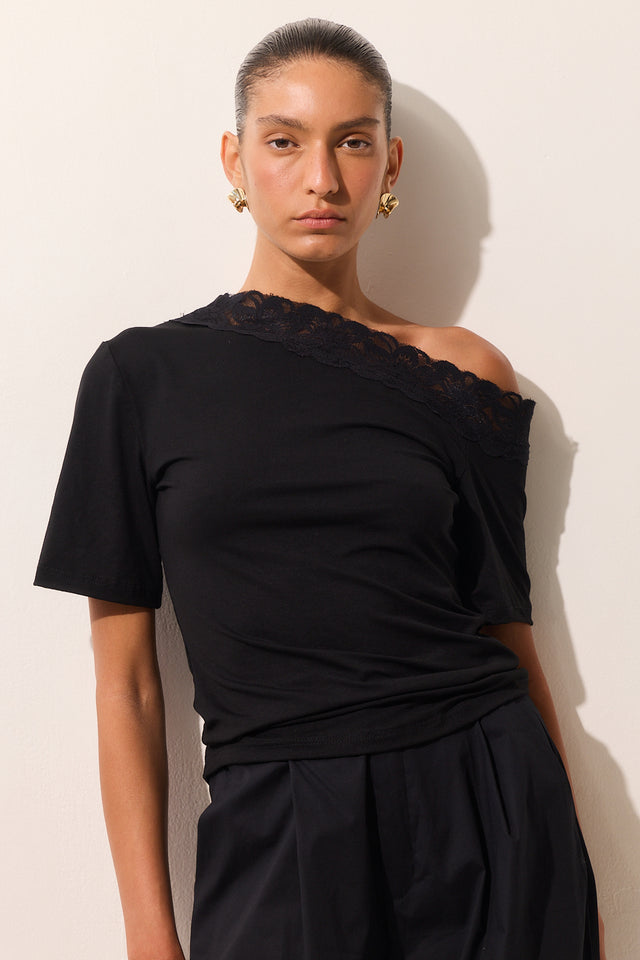 חולצת פרש אוף שולדר כרית תחרה שחורה