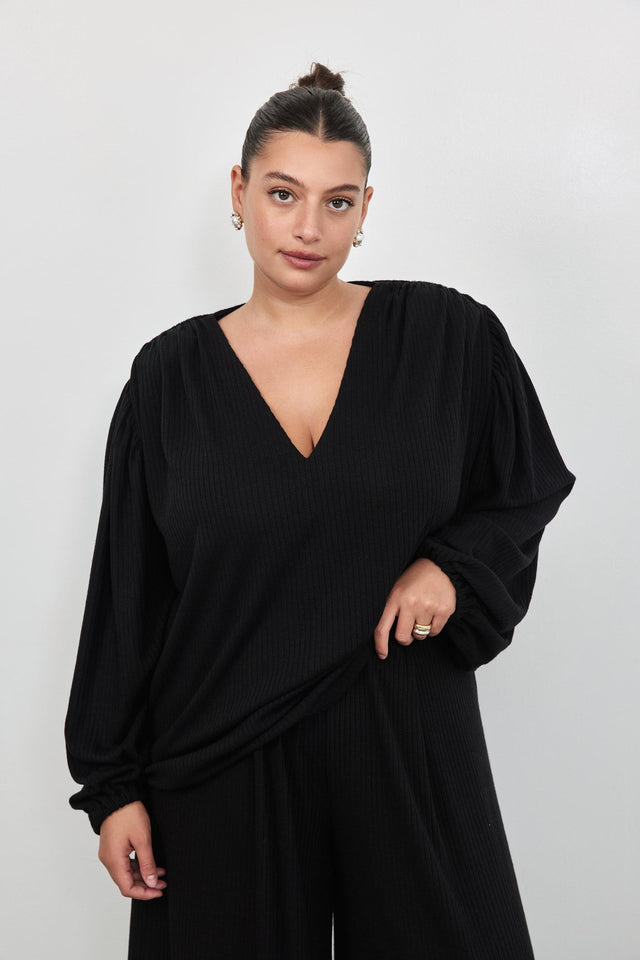 חולצת פריס מפתח וי כיווצים בכתפיים כריות נשלפות בורגנדי