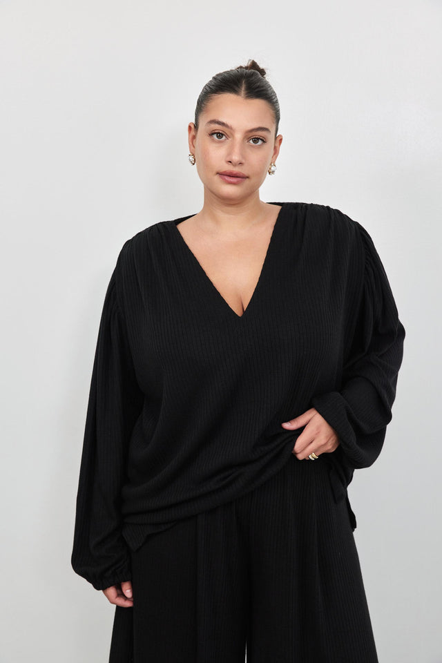 חולצת פריס מפתח וי כיווצים בכתפיים כריות נשלפות בורגנדי