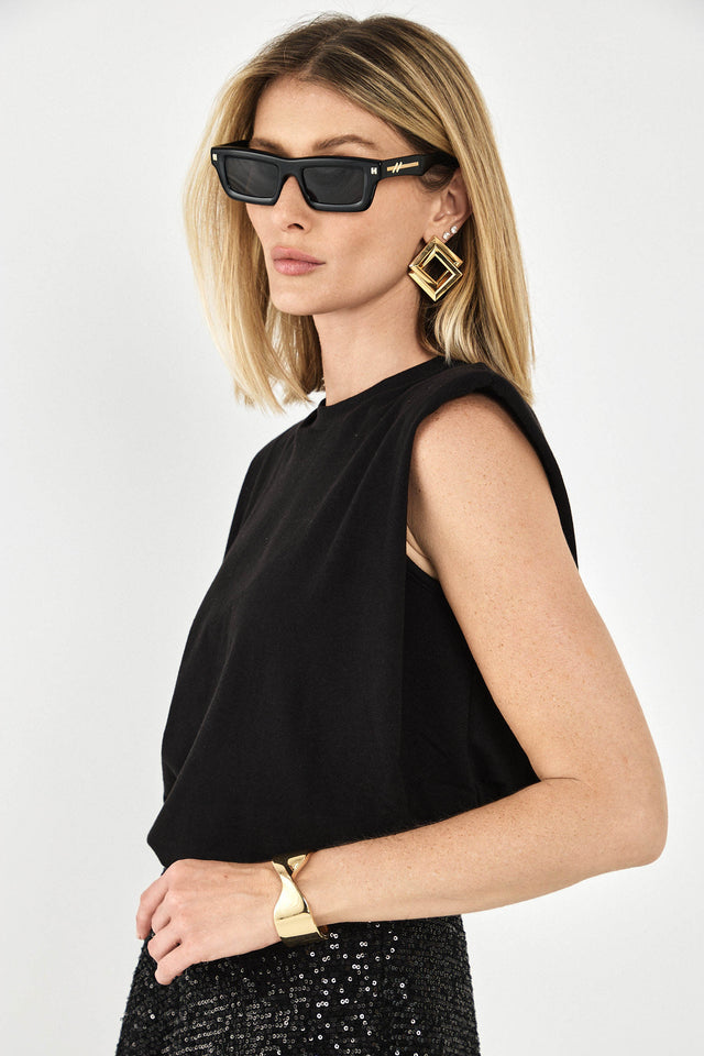 חולצת קנדי ללא שרוולים כריות כתפיים שחורה