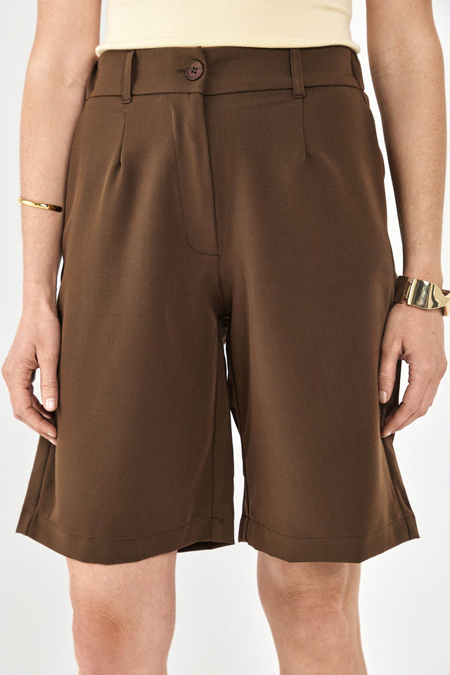 מכנסי קפה ברמודה מחויטים ישרים חום