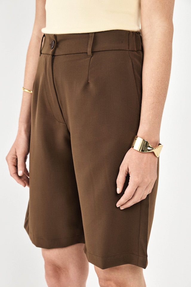 מכנסי קפה ברמודה מחויטים ישרים חום