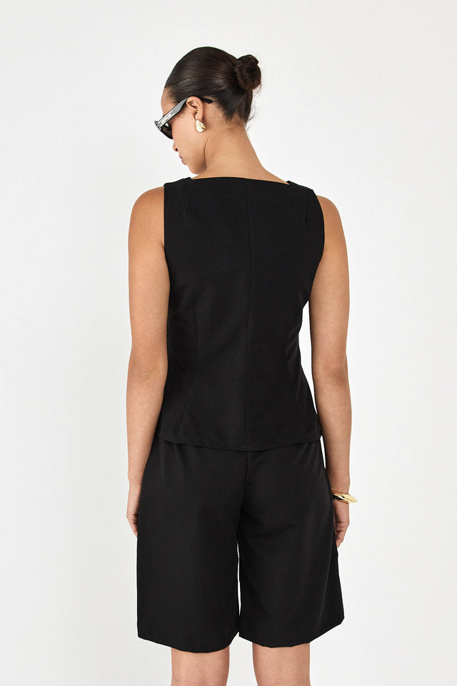 וסט מקיאטו מפתח מרובע שחור