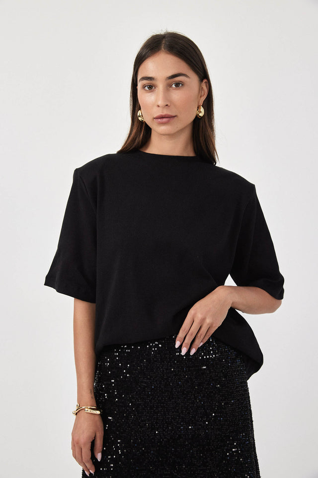 חולצת ריב כריות כתפיים נשלפות שחורה