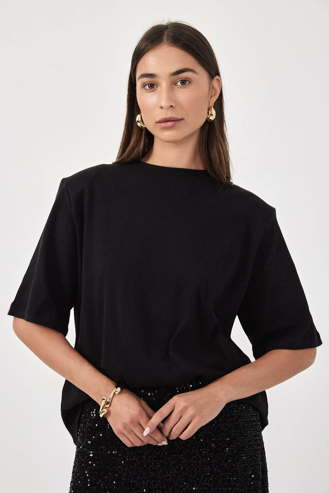 חולצת ריב כריות כתפיים נשלפות שחורה