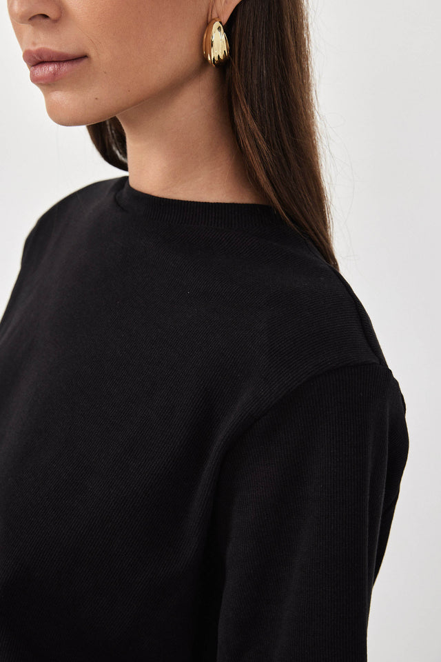 חולצת ריב כריות כתפיים נשלפות שחורה