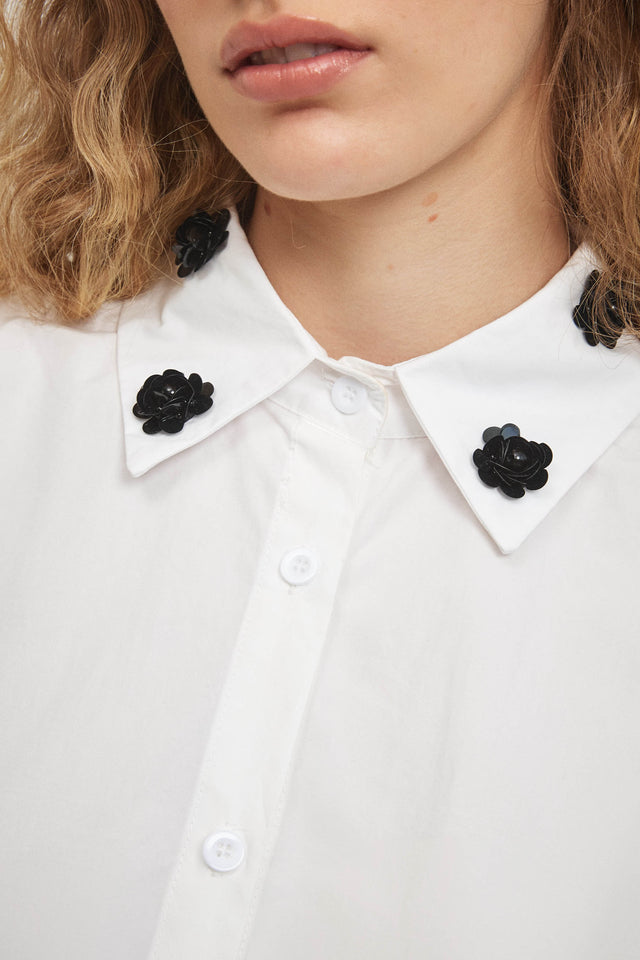 חולצה מכופתרת צווארון פרחים לבנה