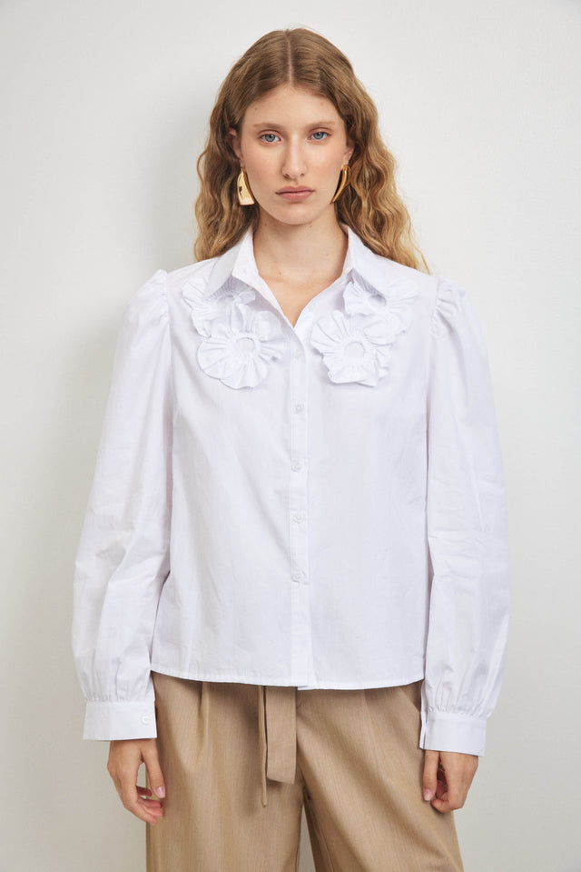 חולצה מכופתרת דיטייל פרחים לבנה