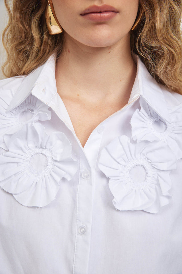 חולצה מכופתרת דיטייל פרחים לבנה