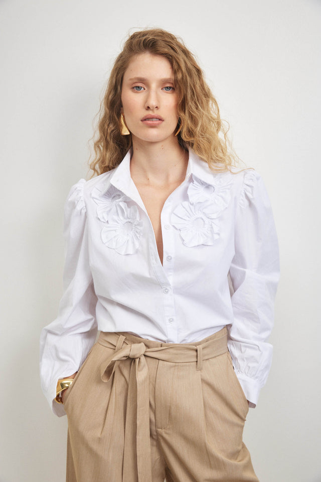 חולצה מכופתרת דיטייל פרחים לבנה