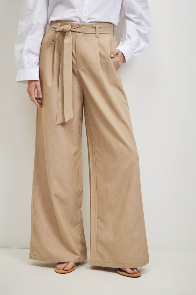 מכנסיים מחוייטים חגורת קשירה קאמל