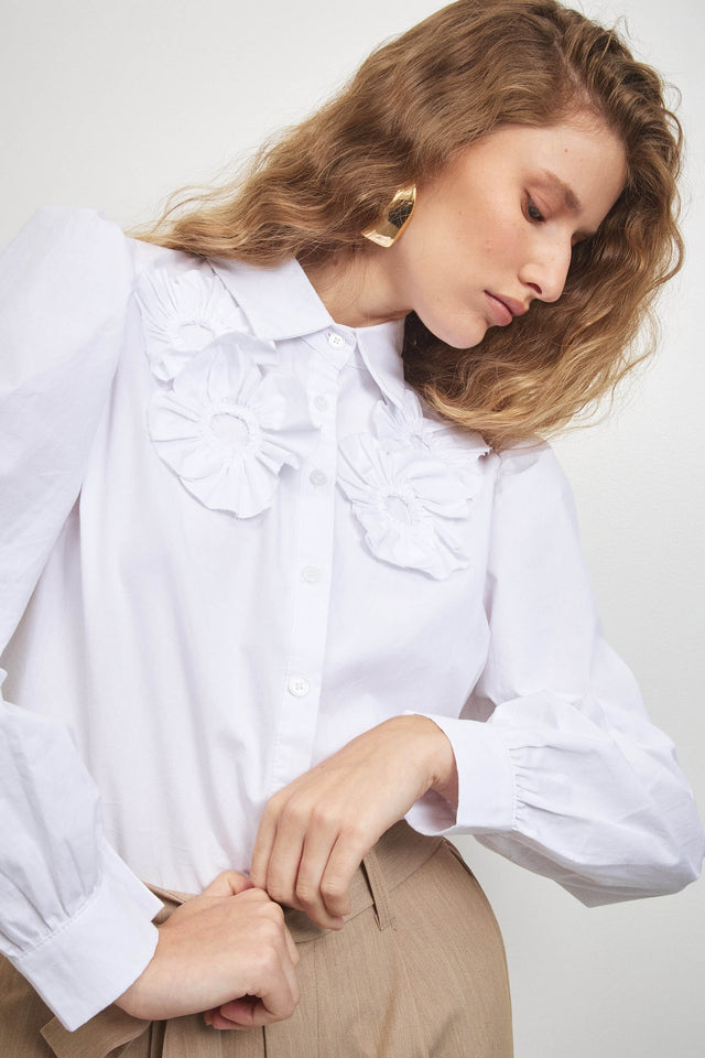 חולצה מכופתרת דיטייל פרחים לבנה