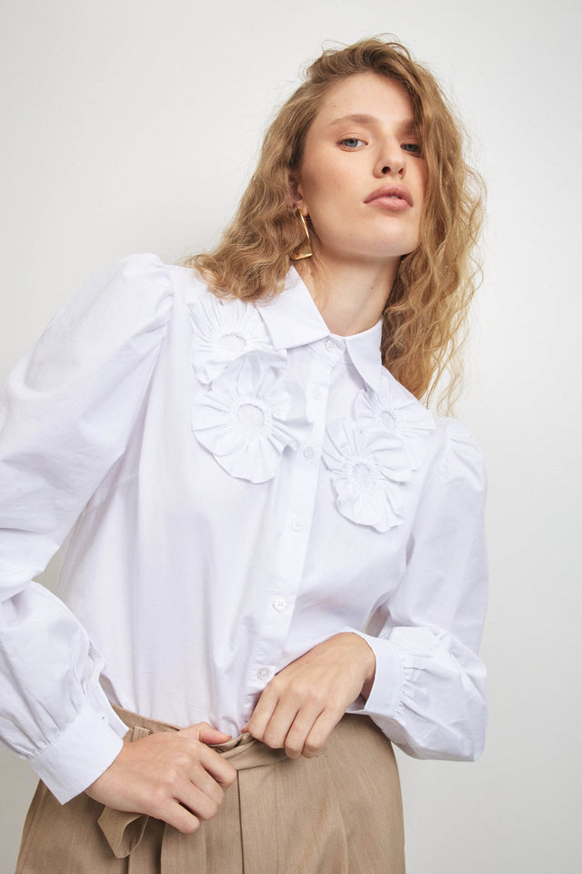 חולצה מכופתרת דיטייל פרחים לבנה