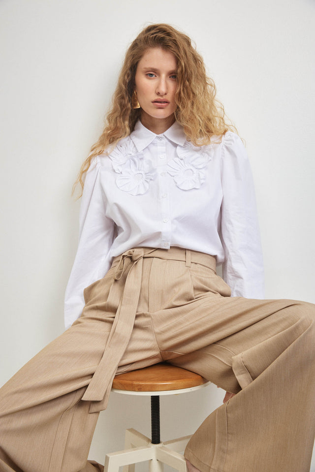 חולצה מכופתרת דיטייל פרחים לבנה