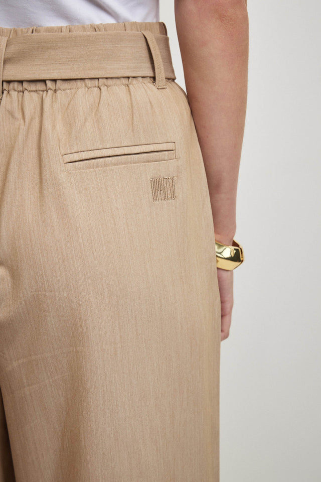 מכנסיים מחוייטים חגורת קשירה קאמל