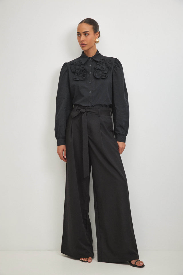 מכנסיים מחוייטים חגורת קשירה שחורים