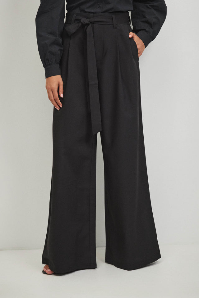 מכנסיים מחוייטים חגורת קשירה שחורים