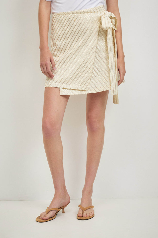 חצאית מעטפת אושן קשירה מיני דיטייל פייטים חמאה